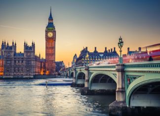 Big Ben a Westminster Bridge na řece Temži v Londýně | sborisov/123RF.com