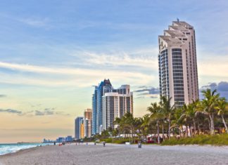 Pláž a mrakodrapy v Miami | meinzahn/123RF.com
