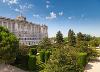 Královský palác a Sabatiniho zahrada v Madridu | somatuscani/123RF.com