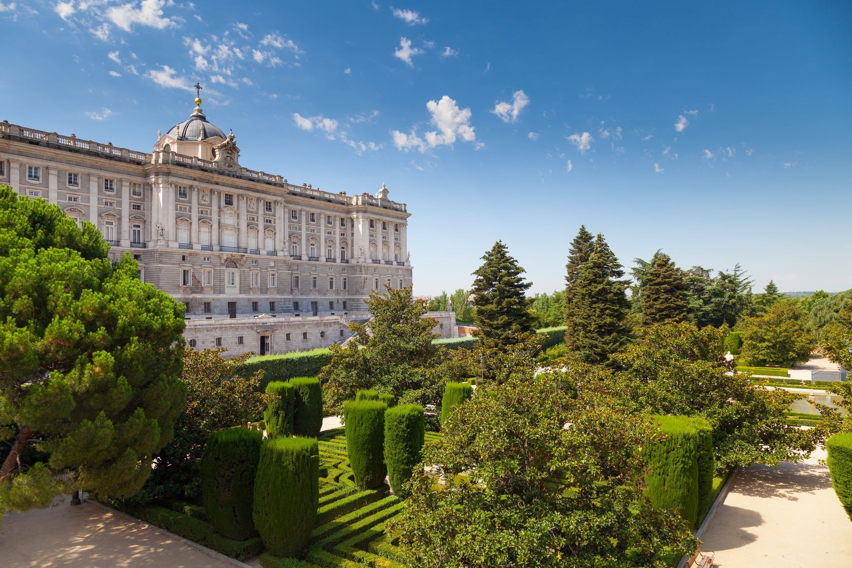 Královský palác a Sabatiniho zahrada v Madridu | somatuscani/123RF.com