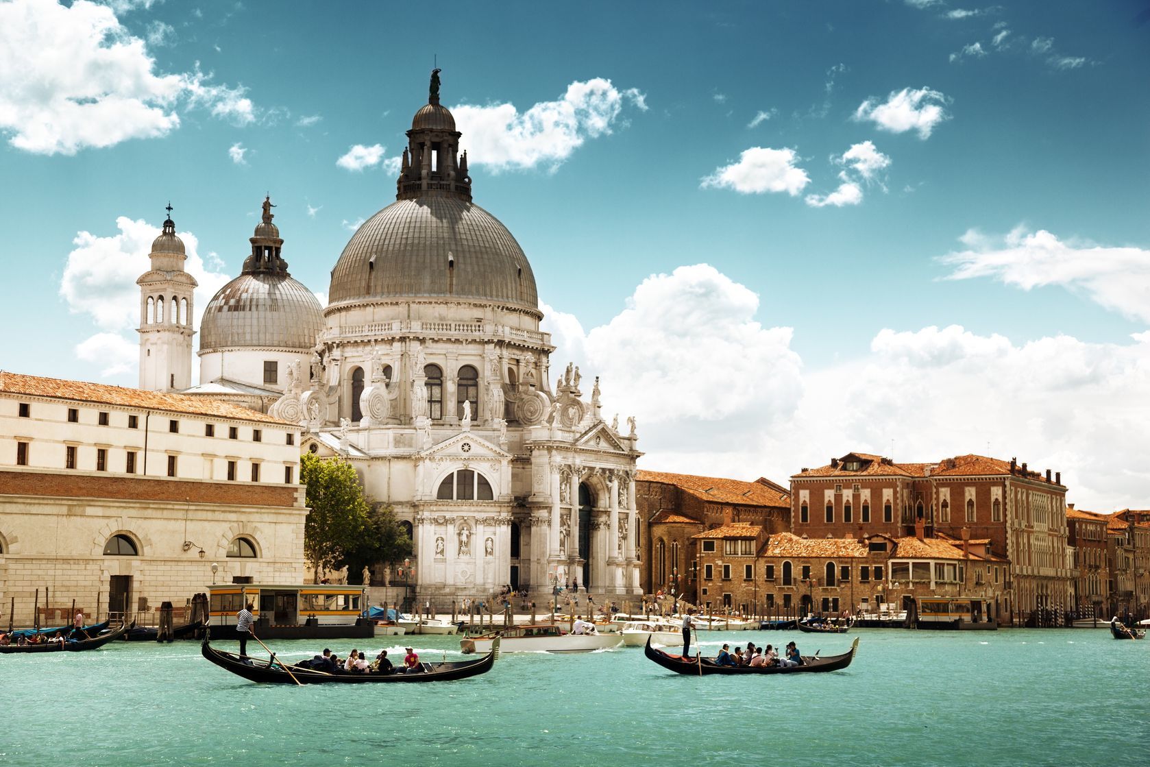 Grand Canal a bazilika Santa Maria della Salute v Benátkách | iakov/123RF.com