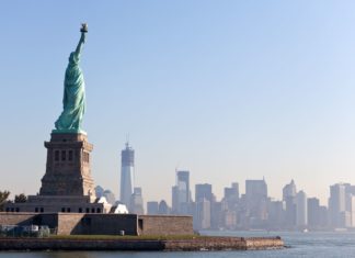 Socha Svobody a New York v pozadí | romrodinka/123RF.com